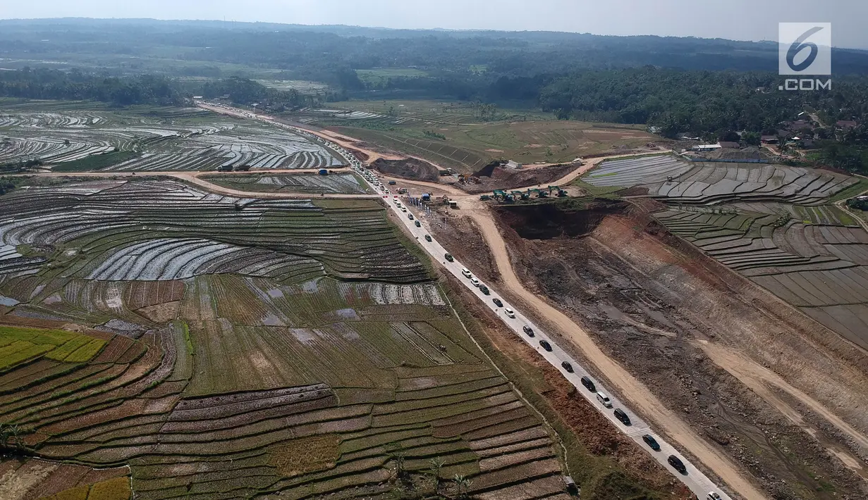Foto udara antrean kendaraan pemudik saat melintasi tanjakan Jembatan Kali Kenteng di ruas tol fungsional Salatiga-Kartasura, Kab Semarang, Jateng, Selasa (12/6). Kepadatan karena pengguna jalan harus bergantian melewati. (Liputan6.com/Arya Manggala)