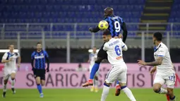 Pemain Inter Milan Romelu Lukaku (belakang) memperebutkan bola dengan pemain Atalanta Jose Luis Palomino pada pertandingan Serie A di Stadion San Siro, Milan, Italia, Senin (8/3/2021). Inter Milan menang 1-0. (AP Photo/Luca Bruno)