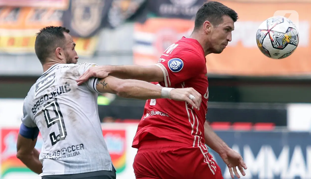 Bek Persija Jakarta, Ondrejkudela (kanan) berebut bola dengan pemain Bali United, Ilija Spasojevic saat lanjutan laga BRI Liga 1 Indonesia di Stadion Patriot Chandrabhaga, Kota Bekasi, Jawa Barat, Minggu (15/1/2023). Gol Ondrejkudela memastikan Persija Jakarta unggul 3-2 atas Bali United. (Liputan6.com/Helmi Fithriansyah)