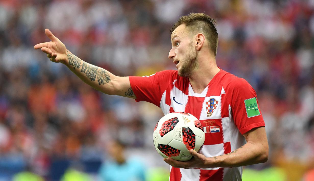 Ivan Rakitic merupakan pemain Timnas Swiss junior. Namun, saat bermain di level senior, ia mendapatkan panggilan dari Timnas Kroasia yang saat itu dimanajeri oleh Slaven Bilic. Pada Piala Dunia 2018, Rakitic  berhasil membawa Skuat Vatreni hingga partai final. (AFP/Kirill Kudryavtsev)