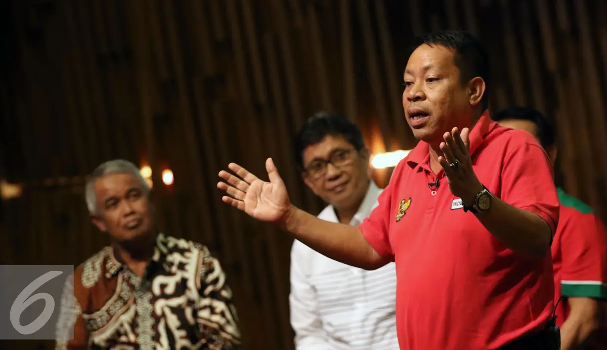 Caketum PSSI 2016-2010, Sarman El Hakim (kanan) memaparkan visi misi pada debat terbuka di Hall SCTV Tower, Jakarta, Selasa (4/10). Rencananya, pemilihan Ketua Umum PSSI akan dilaksanakan pada 17 Oktober mendatang. (Liputan6.com/Helmi Fithriansyah)