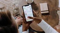 Instagram atau TikTok? Ternyata Pilihan Media Sosial Bisa Ungkap Kepribadianmu (foto: cottonbro studio di pexels)
