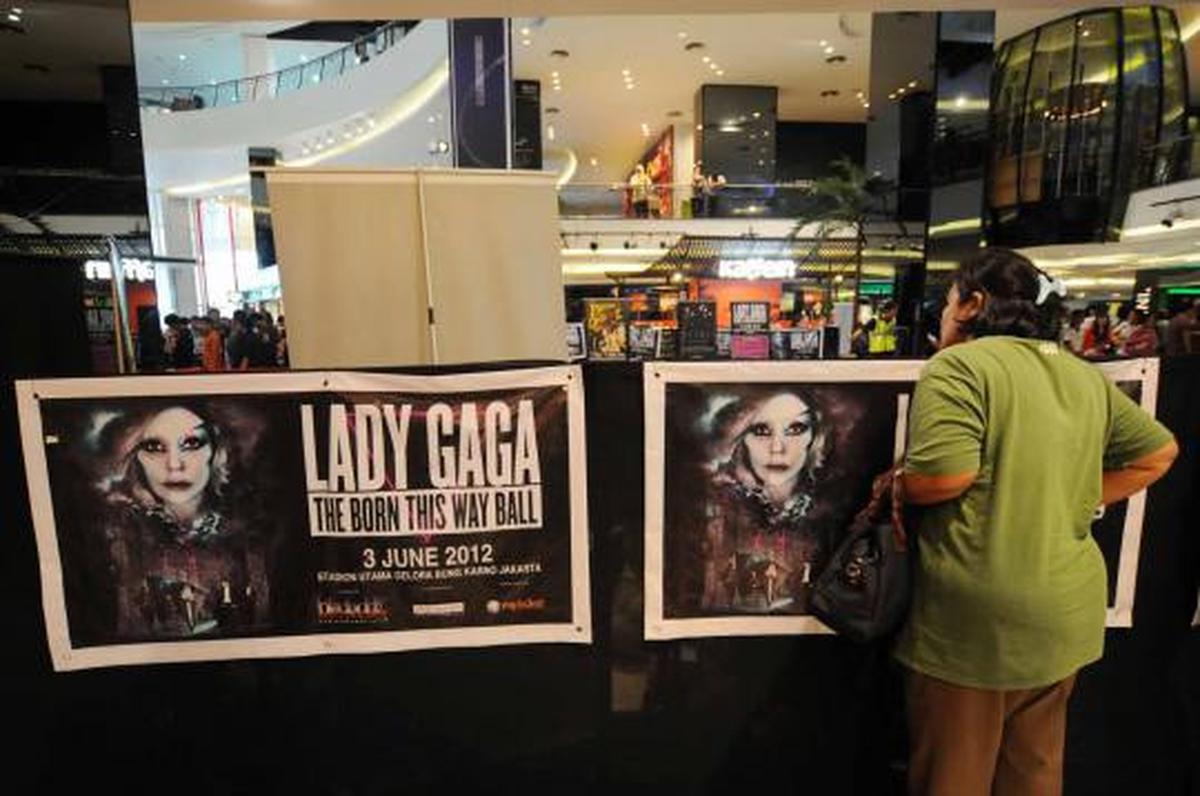 Ratusan penggemar antre beli tiket Lady Gaga