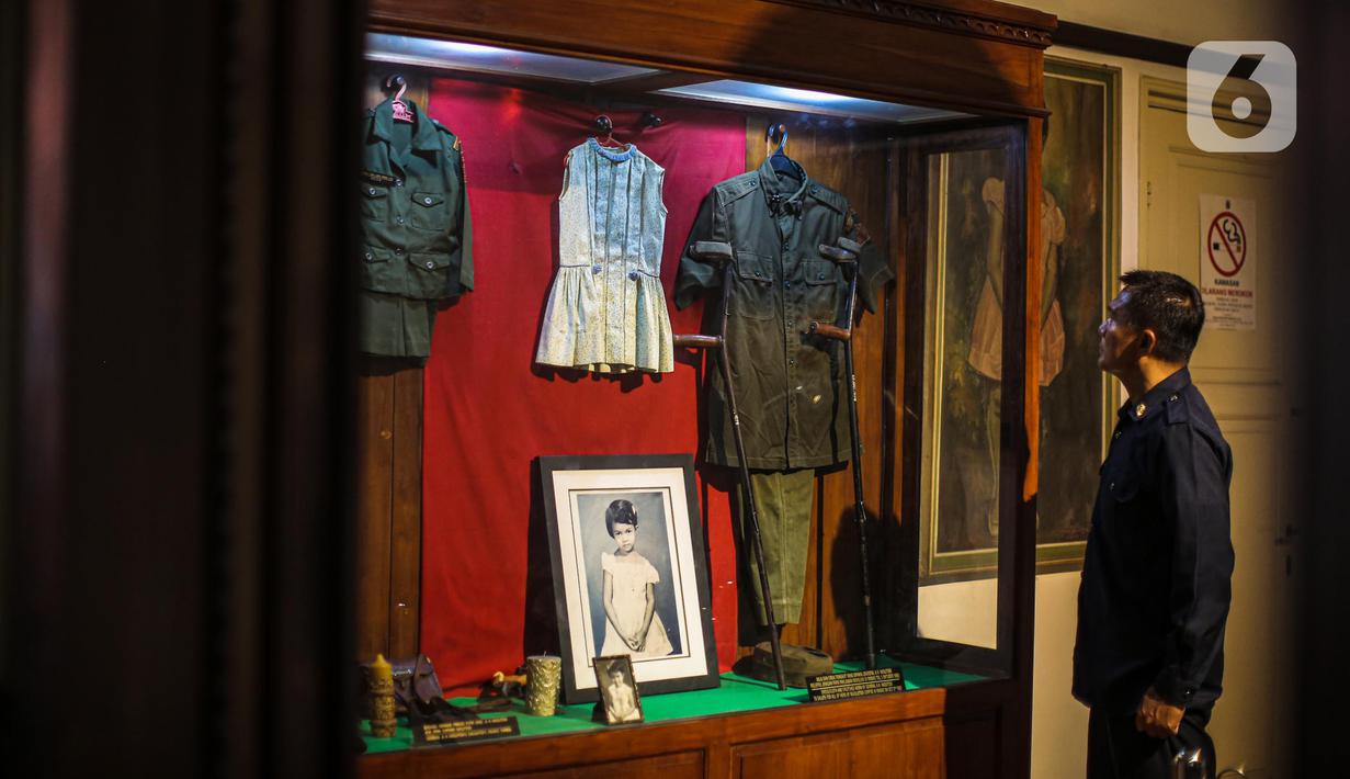 Petugas mengecek diorama di Museum Jenderal Besar DR AH Nasution, Jakarta, Rabu (28/9/2022). Tanggal 1 Oktober diperingati sebagai Hari Kesaktian Pancasila untuk mengenang korban dari peristiwa G30S/PKI yang juga merenggut nyawa putri Jenderal Besar Nasution, Ade Irma Suryani Nasution. (Liputan6.com/Faizal Fanani)
