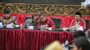 Sekjen PDIP Hasto Kristiyanto (dua kanan) berbincang saat menerima Pasukan Adat Nusantara Indonesia (PANI) di Kantor Pusat PDIP, Menteng, Jakarta, Rabu (13/2).  PDIP menyatakan mendukung dengan deklarasi adat Nusantara. (Liputan6.com/Faizal Fanani)