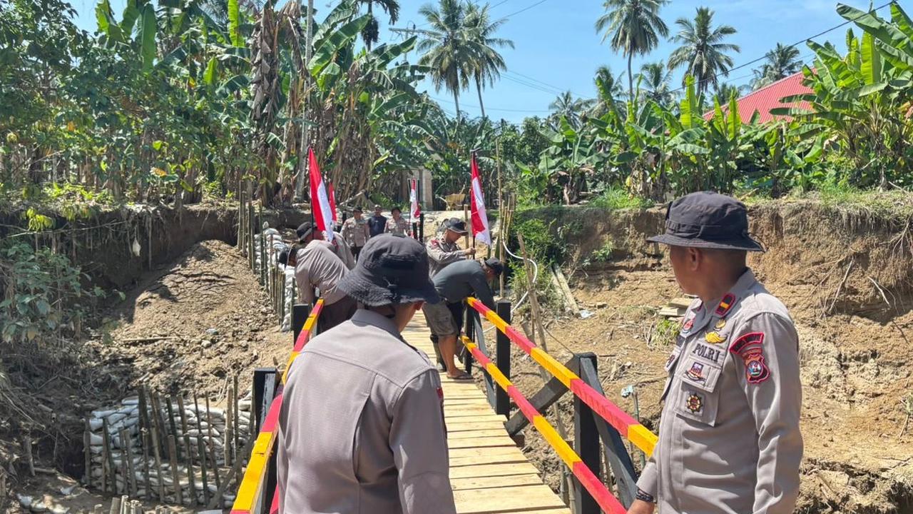 Brimob Polda Sumbar Rampungkan Jembatan Darurat Penghubung Kataping–Sungai Buluah