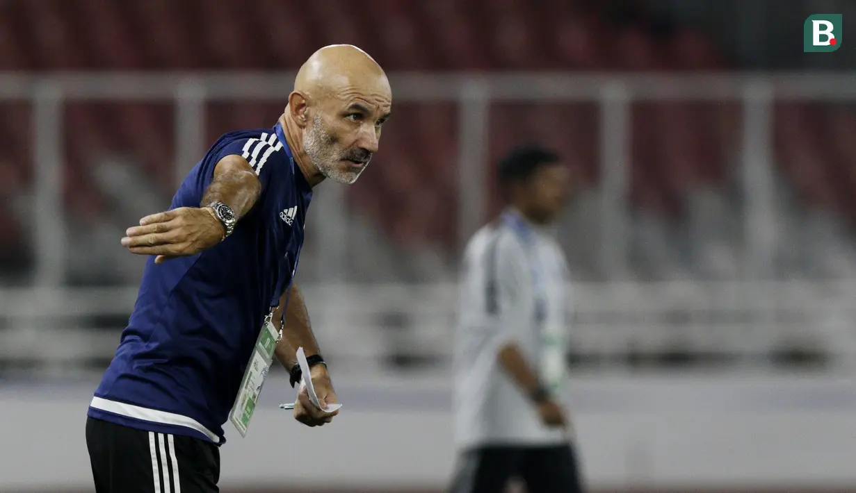 Pelatih Uni Emirat Arab (UEA), Ludovic Batelli, memberikan arahan kepada anak asuhnya saat melawan Indonesia pada laga AFC di SUGBK, Jakarta, Rabu (24/10/2018). Indonesia menang 1-0 atas UEA. (Bola.com/M Iqbal Ichsan)