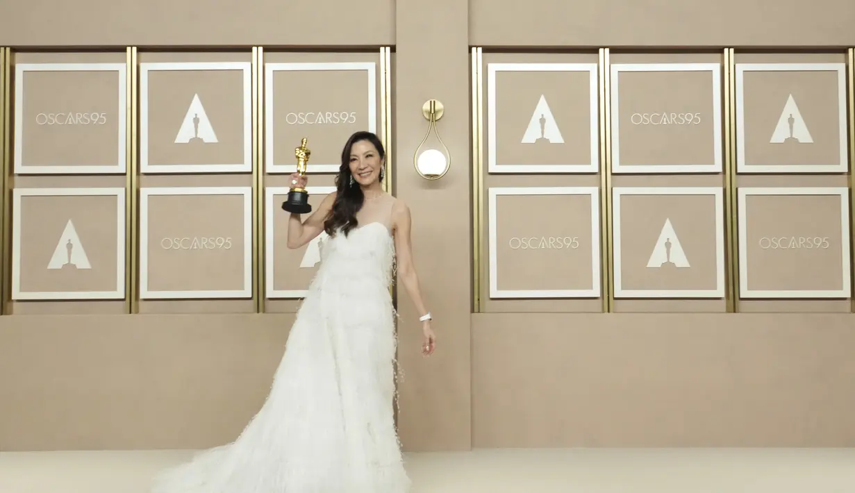 Aktris asal Malaysia, Michelle Yeoh berpose di ruang pers pada Academy Awards ke-95 di Hollywood, California, Minggu (12/3/2023). Pada awal 2023, ia sudah mendapat Best Performance by an Actress in a Motion Picture, Musical or Comedy dari Golden Globes Awards 2023. (Photo by Jordan Strauss/Invision/AP)