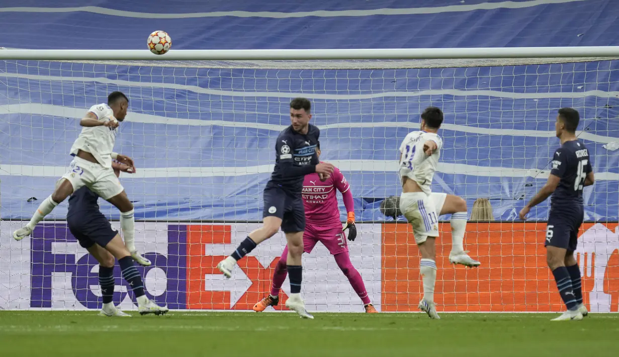 <p>Penyerang Real Madrid, Rodrygo saat mencetak gol ke gawang Manchester City pada pertandingan leg kedua semifinal Liga Champions di stadion Santiago Bernabeu, Spanyol, Kamis (5/5/2022). Madrid menang atas City 3-1 dan lolos ke babak final dengan agregat, 6-5, atas The Citizens. (AP Foto/Manu Fernandez)</p>