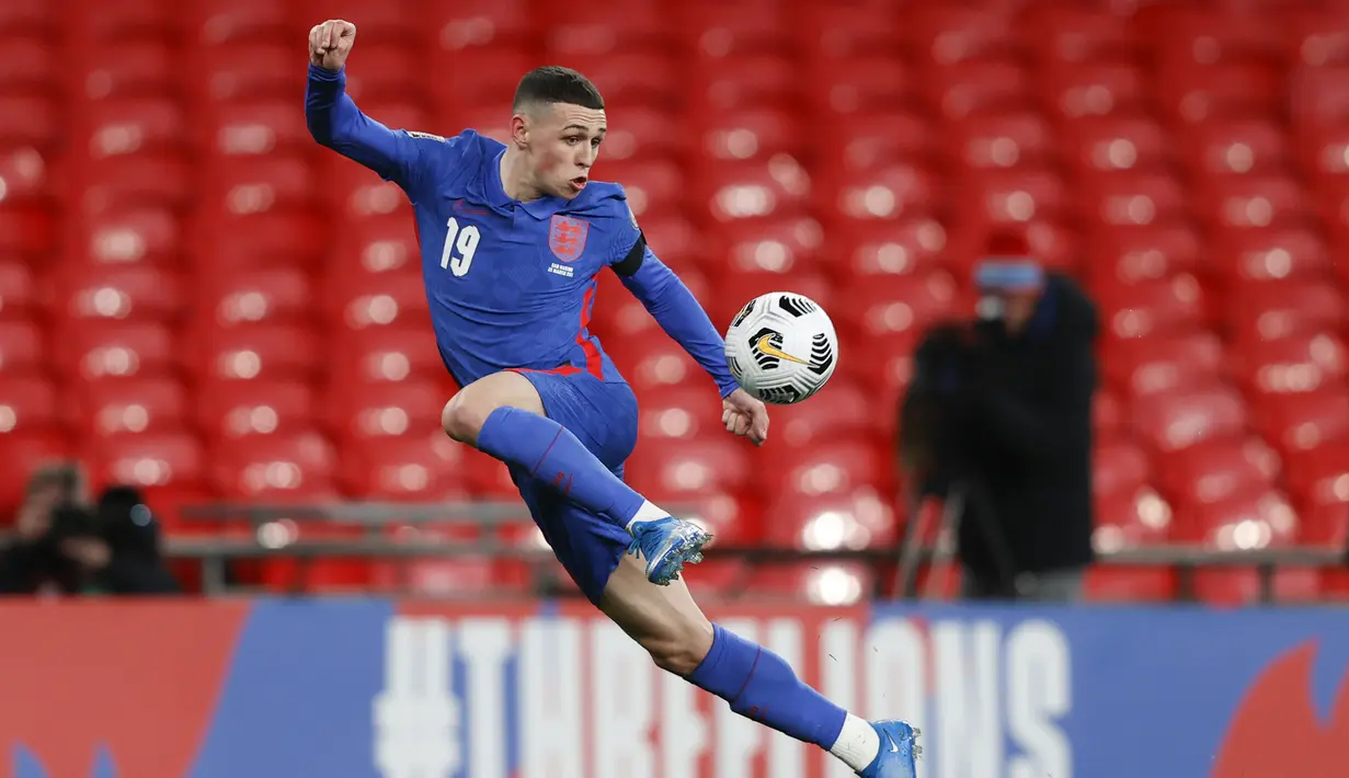 Gelandang Timnas Inggris, Phil Foden mencoba mengontrol bola pada laga kualifikasi Piala Dunia 2022 Grup I kontra San Marino di Stadion Wembley, Jumat dinihari WIB (26/3/2021). Inggris menang telak 5-0 atas San Marino. (Adrian Dennis/Pool Photo via AP)