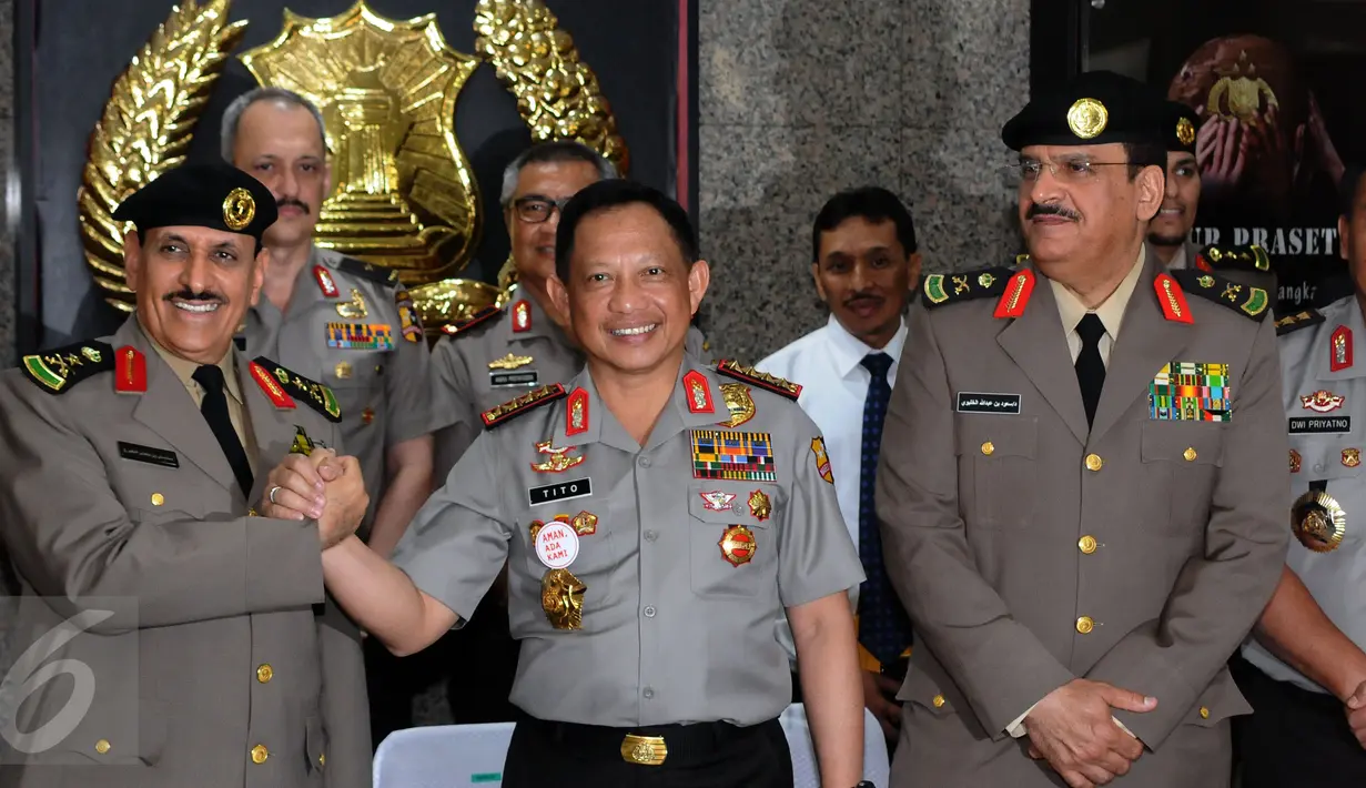 Kapolri Jenderal Pol Tito Karnavian (tengah) bersalam komando dengan Kepala Kepolisian Arab Saudi General Othman bin Nasser Al Mehrej di Jakarta, Selasa (18/4). Pertemuan untuk menindaklanjuti nota kesepahaman. (Liputan6.com/Helmi Fithriansyah)