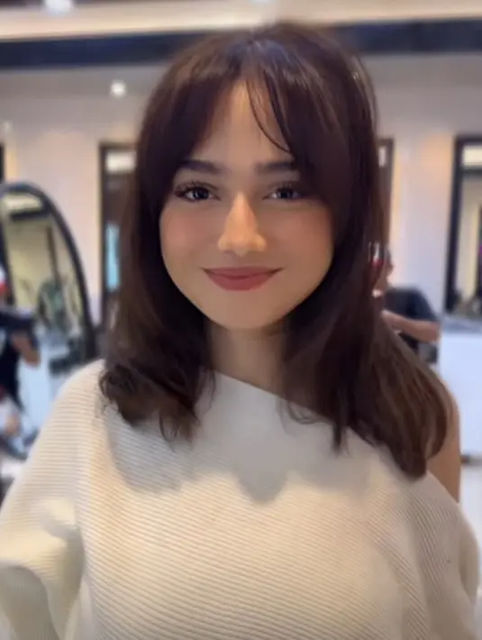 Rambut Syifa Hadju yang memang kemerahan dipotong layer masuk ke dalam, sepanjang pundak. [Foto: Instagram/warisirwanteam]