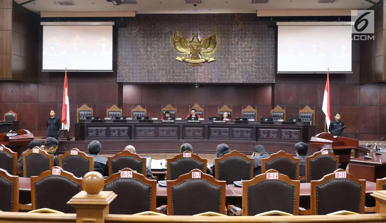 Suasana sidang uji UU BUMN di Jakarta, Senin (5/3). Mahkamah Konstitusi mengelar sidang pengujian UU No 19 tahun 2003 tentang Badan Usaha Milik Negara dengan agenda pemeriksaan pendahuluan. (Liputan6.com/Angga Yuniar)