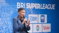 Direktur Utama I.League, Ferry Paulus memberikan keterangan dalam konfrensi pers BRI Super League 2025/2026 di SCTV Tower, Jakarta, Minggu (3/8/2025). (Bola.com/M Ichsan)