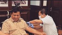 Menhan Prabowo Subianto menerima suntikan dosis ketiga atau booster vaksin Nusantara yang disuntikkan langsung oleh dr Terawan. (IG Prabowo)