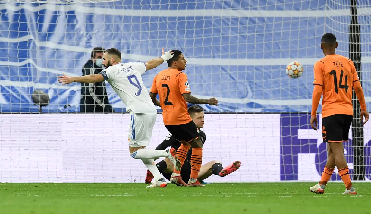 Karim Benzema mencetak gol keduanya sekaligus gol kemenangan 2-1 pada babak kedua di menit ke-60. Ia berhasil meneruskan umpan dari Vinicius Junior yang sebelumnya bekerjasama satu dua dengan Casemiro. (AFP/Oscar Del Pozo)
