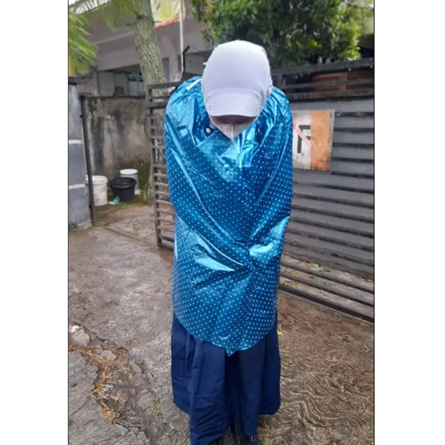 6 Potret Jas Hujan Berbagi Sama Teman Ini Kocak, Bersama dalam Suka Duka