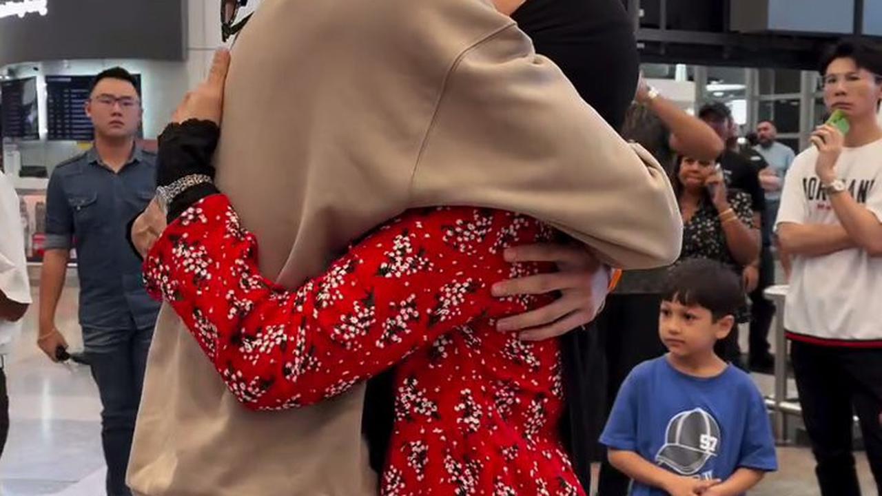 Disebut Penyayang Keluarga, 8 Potret Aisar Khaled Pulang ke Malaysia Disambut Keluarga - Peluk Erat Sang Ibu