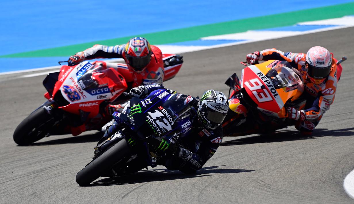 Monster Energy Yamaha, Maverick Vinales, saat berlaga pada MotoGP 2020 di Sirkuit Jerez, Spanyol, Minggu (19/7/2020). Quartararo berhasil finis di posisi pertama dengan catatan waktu 41 menit 23,796 detik. (AFP/Javier Soriano)