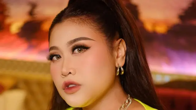 Inspirasi fashion panggung Boiyen yang unik dan cetar. (credit:instagram.com/boiyenpesek)