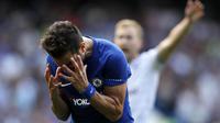 Ekspresi pemain Chelsea, Cesc Fabregas usai menerima kartu merah dari wasit saat melawan Burnley pada laga perdana Premier League di Stamford Bridge, (12/8/2017). Chelsea kalah 2-3. (AP/Kirsty Wigglesworth)