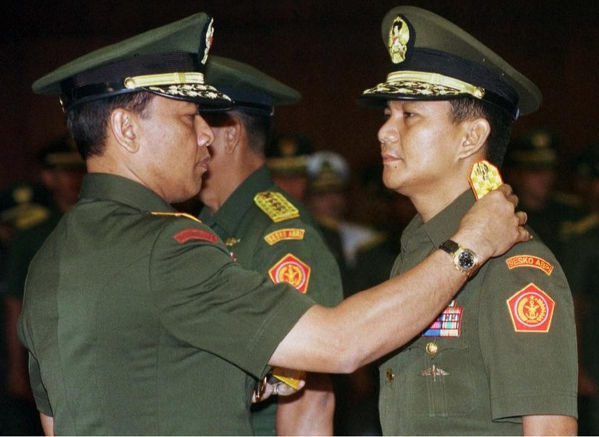 Dua Momentum Wiranto: Dulu Copot Pangkat Prabowo, Kini Dilantik Jadi Penasihat Khusus Presiden