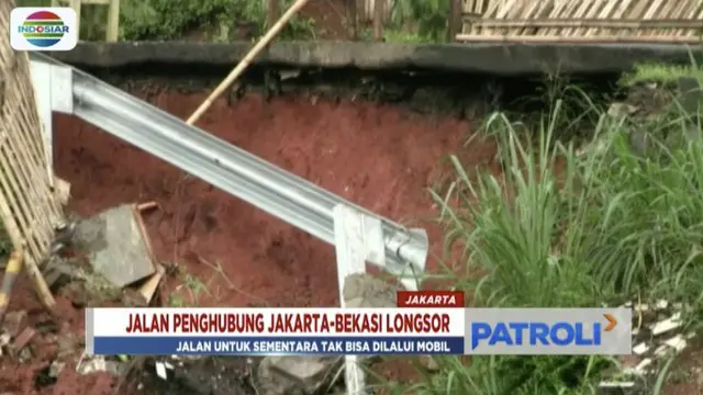 Longsor sepanjang 4 meter di Jalan Tiu, Cipayung, membuat jalan penghubung Bekasi-Jakarta tak bisa dilalui mobil.