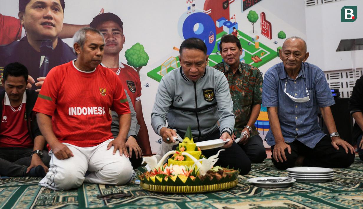 <p>Wakil Ketua Umum PSSI, Zainudin Amali memotong tumpeng saat acara menyambut Hari Ulang Tahun PSSi ke-93 di Selasar VIP Barat Stadion Utama Gelora Bung Karno (SUGBK), Senayan, Jakarta, Jumat (14/04/2023). (Bola.com/Bagasakra Lazuardi)</p>