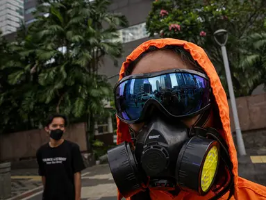 Pengunjuk rasa yang tergabung dari masyarakat sipil menggelar aksi di depan Gedung MUFG, Jakarta, Selasa Senin (5/4/2021). Dalam aksinya mereka menuntut Bank MUFG dan Danamon bertanggung jawab terhadapat kerusakan Hutan, Krisis Iklim dan Pelanggaran HAM di Indonesia. (Liputan6.com/Faizal Fanani)