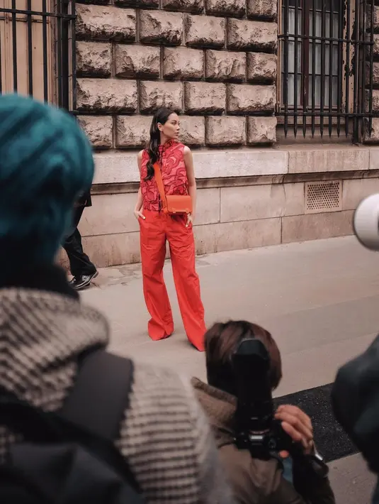 Ia mengenakan Fantaisie D'Etiers Sleeveless Jacket dipadukan dengan Pajama Pants orange [@alyssadaguise]