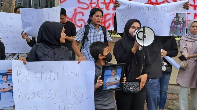 Ibu dari Afif Maulana, korban kekerasan yang diduga dilakukan personil kepolisian di Padang. (Liputan6.com/ ist)