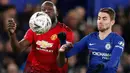 Pemain Manchester United, Romelu Lukaku berebut bola dengan pemain Chelsea, Jorginho pada laga putaran kelima Piala FA di Stamford Bridge, London,  Senin (18/2). Manchester United lolos ke perempat final usai mengalahkan Chelsea 2-0. (AP/Alastair Grant)