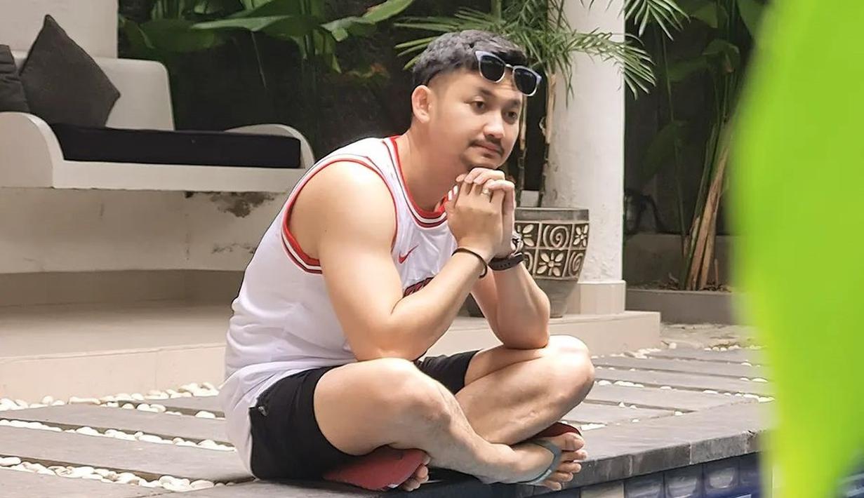 Selain cerai, Angga Wijaya juga mundur sebagai manajer Dewi Perssik. (FOTO: instagram.com/anggawijaya88)