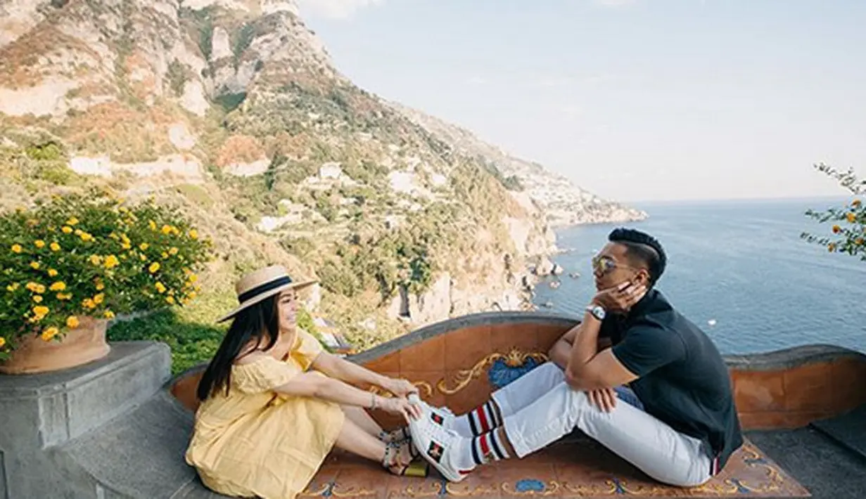 Belum lama ini tersiar kabar Nikita Willy tunangan dengan kekasihnya, Indra Priawan Djokosoetono. Sebuah pemberian cincin membuat banyak yang menduga keduanya tunangan. (Instagram/nikitawillyofficial94)