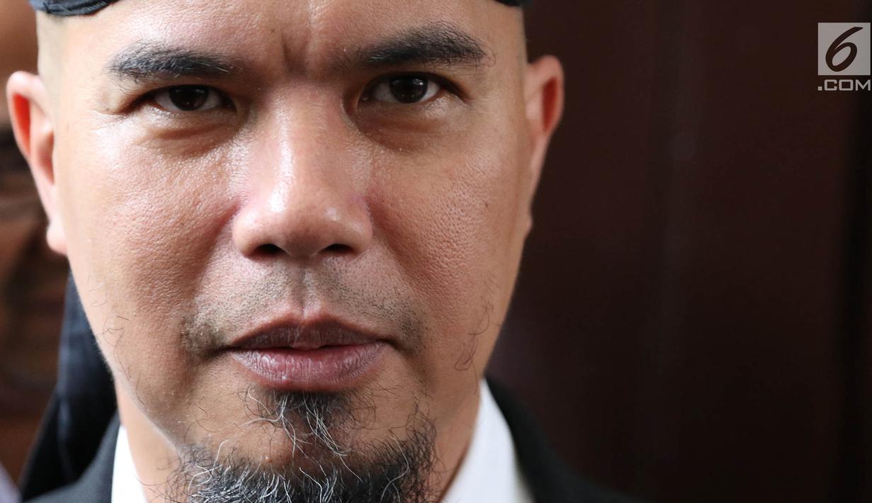 Ekspresi terdakwa perkara ujaran kebencian, Ahmad Dhani saat menghadiri sidang lanjutan di PN Jakarta Selatan, Senin (14/5). Eksepsi Ahmad Dhani ditolak karena materinya dinilai terkait dengan materi pokok perkara. (Liputan6.com/Immanuel Antonius)