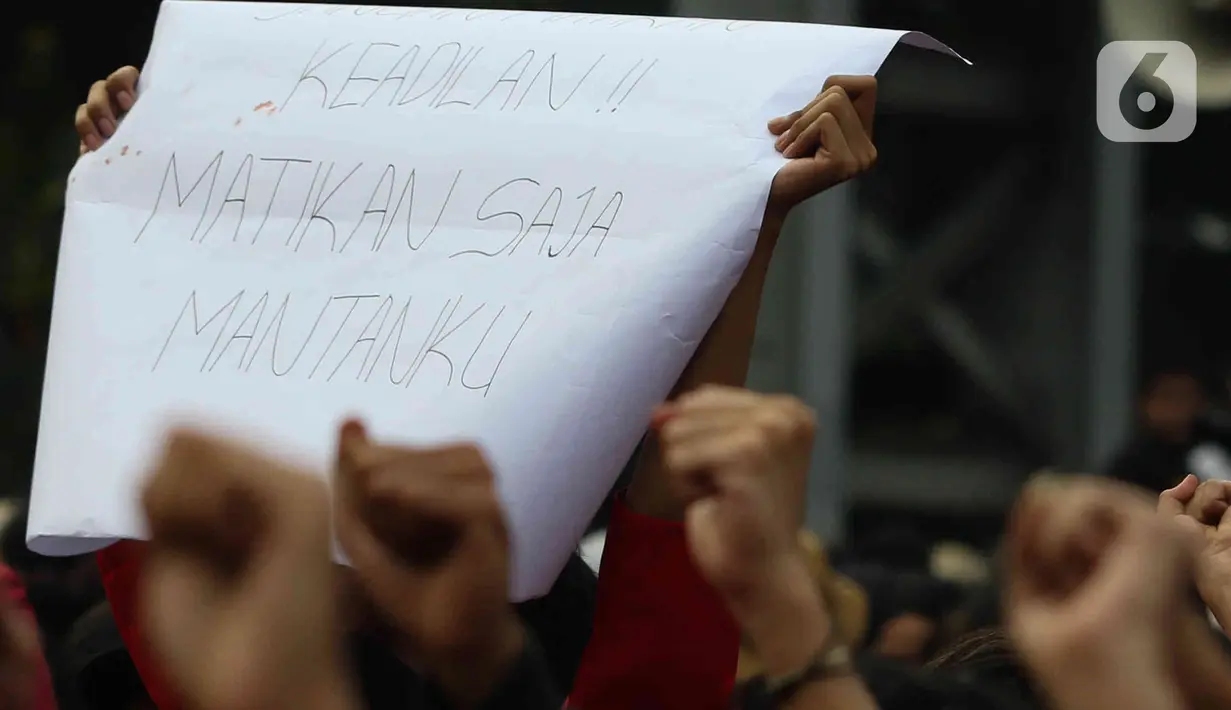 Mahasiswa dari berbagai universitas melakukan aksi unjuk rasa di kawasan Patung Kuda, Jakarta, Senin (4/11/2022). Mereka menyampaikan tuntutannya terkait kenaikan minyak goreng dan bahan bakar minyak (BBM). (Liputan6.com/Herman Zakharia)