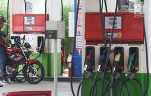 Pengendara mengisi BBM di SPBU Jakarta, Minggu (10/2). Hari ini BBM kembali diturunkan Pertamina adapun penurunan harga BBM ini, untuk wilayah Jabodetabek, harga Pertamax Turbo diturunkan dari Rp 12.000 jadi Rp 11.200 per liter.(Liputan6.com/AnggaYuniar)