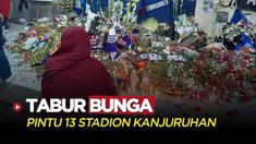 Warga Masih Berdatangan Tabur Bunga di Gate 13 Usai Tragedi Kanjuruhan pada Jumat (7/10/2022)