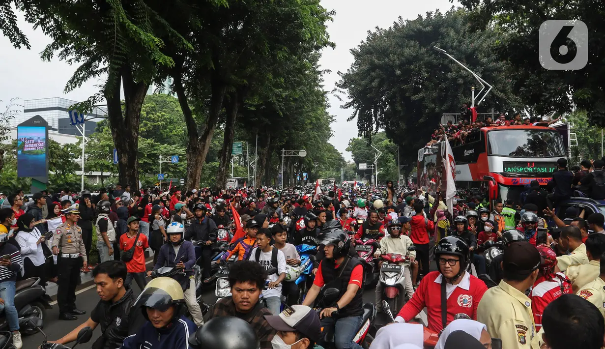 Kemenpora menggelar arak-arakan para juara SEA Games 2023 yang baru pulang dari Kamboja. (Liputan6.com/Johan Tallo)