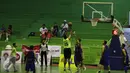Pemain no 15 dari SCTV Emtek, Edy berusaha memasukan bola ke ring pada saat  laga final Invitasi Bola Basket Antarmedia Nasional (IBBAMNAS) 2016 di GOR Mahasiswa Sumantri Brodjonegoro, Jakarta, Sabtu (16/4/2016). (Liputan6.com/Herman Zakharia)
