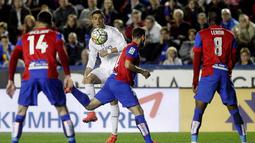 Cristiano Ronaldo (tengah) mencoba melewati hadangan para pemain Levante  pada laga lanjutan La Liga Spanyol, di Stadion Ciutat de Valencia, Kamis (3/3/2016) dini hari WIB. (AFP/Jose Jordan)