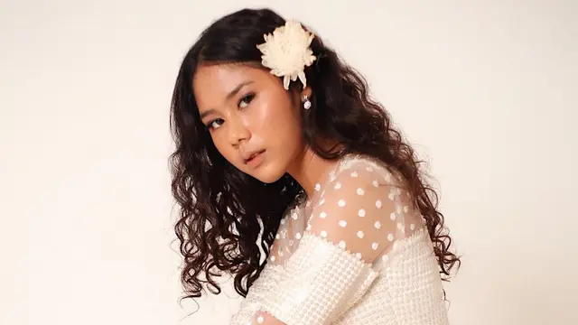 [Bintang] Flirty Cute, Glowing Cherry Makeup Andalan Nadin Amizah Jadi Model Dandanan Stunning Remaja Milenials
