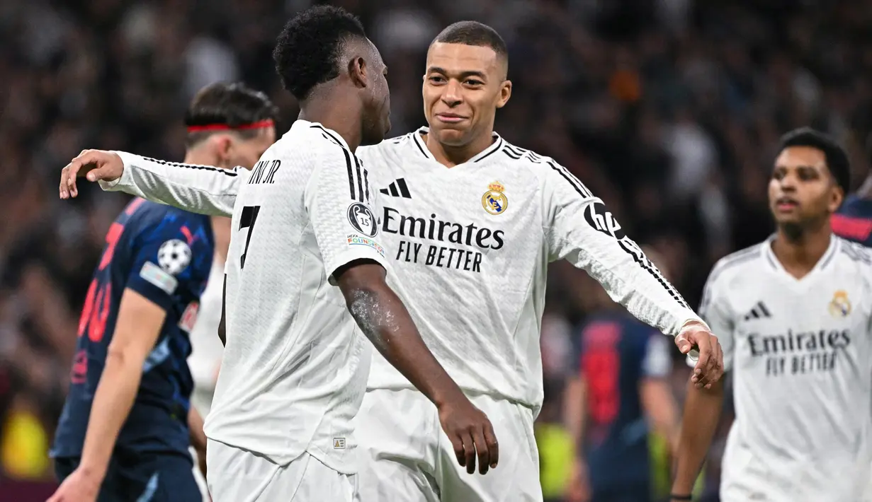 Penyerang Real Madrid, Vinicius Junior (kiri) bersama Kylian Mbappe merayakan golnya saat matchday 7 League Phase Liga Champions 2024/2025 melawan RB Salzburg di stadion Santiago Bernabeu, Madrid, Rabu 22 Januari 2025 atau Kamis (23/1/2025) dini hari WIB. (JAVIER SORIANO/AFP)