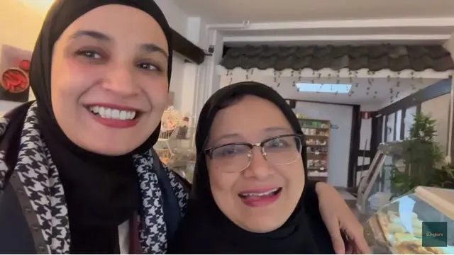 6 Potret Shireen Sungkar Bantu Ibunda Jualan Pisang Goreng di Belanda