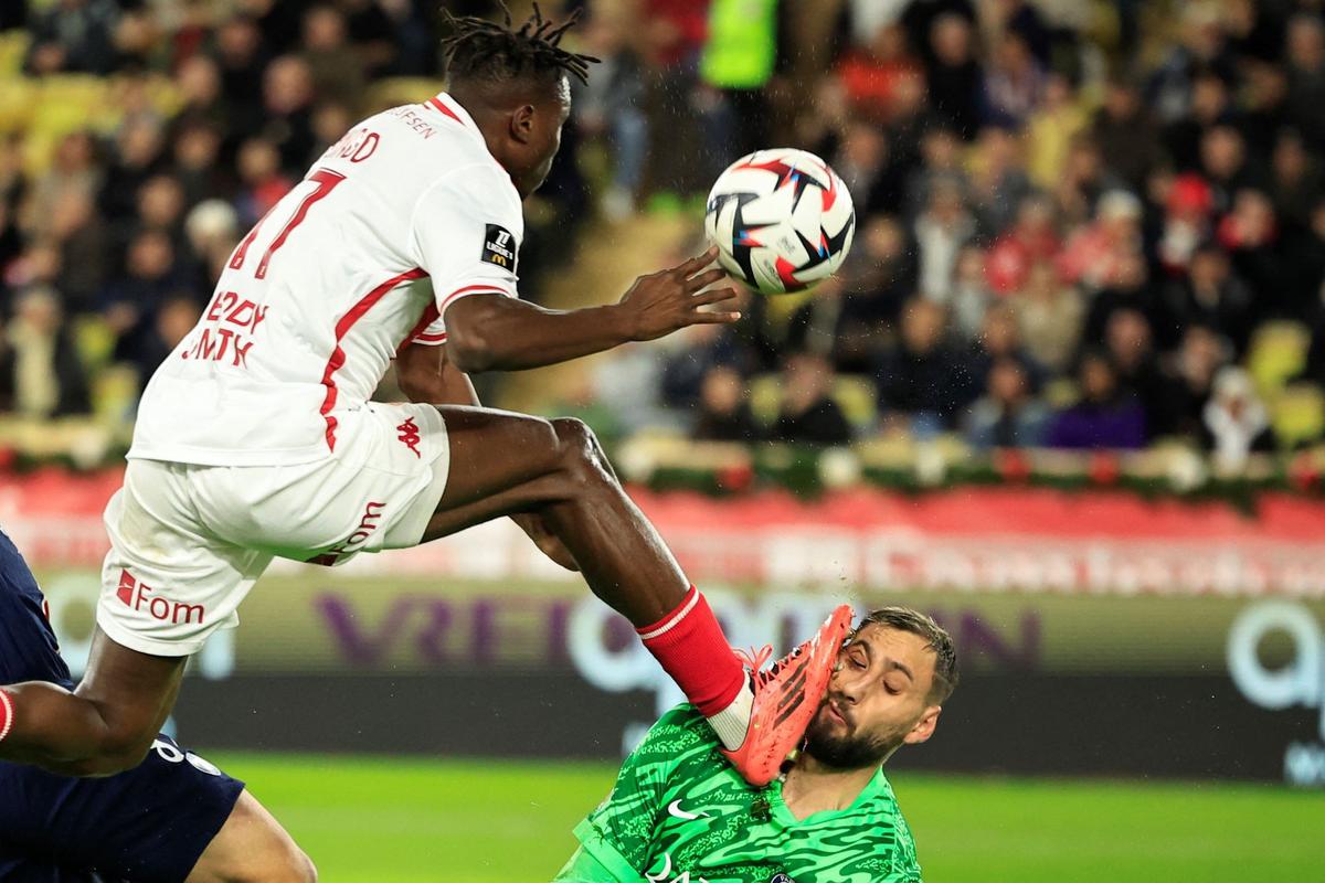 Wajah Donnarumma Berdarah-darah Usai Tendangan Horor Wilfried Singo