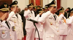 Lima Gubernur dan Wagub baru saat prosesi pelantikan di Istana Negara, Jakarta, Jumat (12/5). Jokowi juga melantik Wagub Riau Wan Thamrin Hasyim, yang dipilih lewat voting di DPRD, untuk mengisi sisa jabatan 2014-2019. (Liputan6.com)