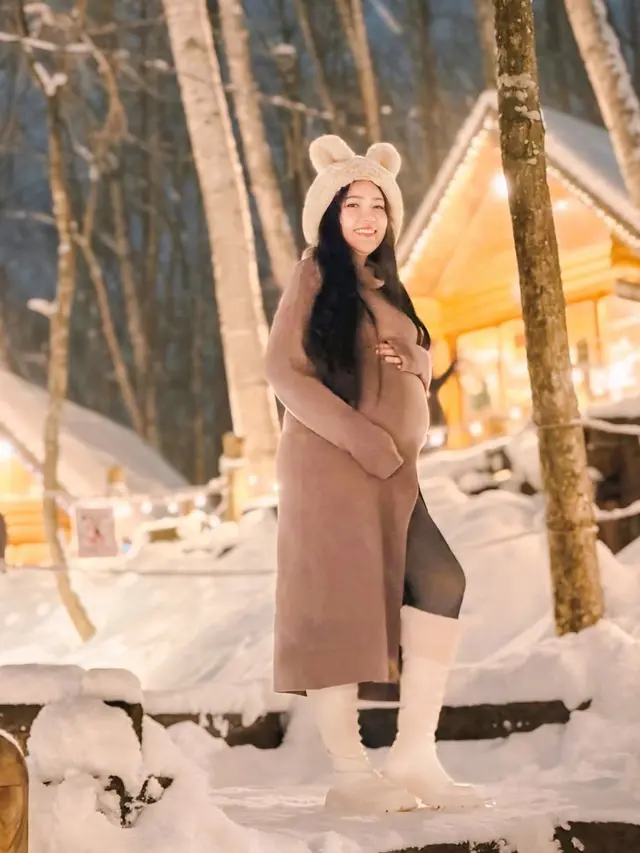 Via Vallen Liburan Akhir Tahun di Hokkaido bersama keluarga pamer baby bump. [@viavallen]
