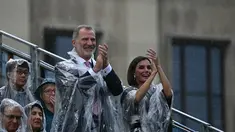 Raja Felipe VI dari Spanyol dan istrinya Ratu Letizia bertepuk tangan saat menghadiri upacara pembukaan Olimpiade Paris 2024, Kamis (26/7/2024). (Loic VENANCE / POOL / AFP)
