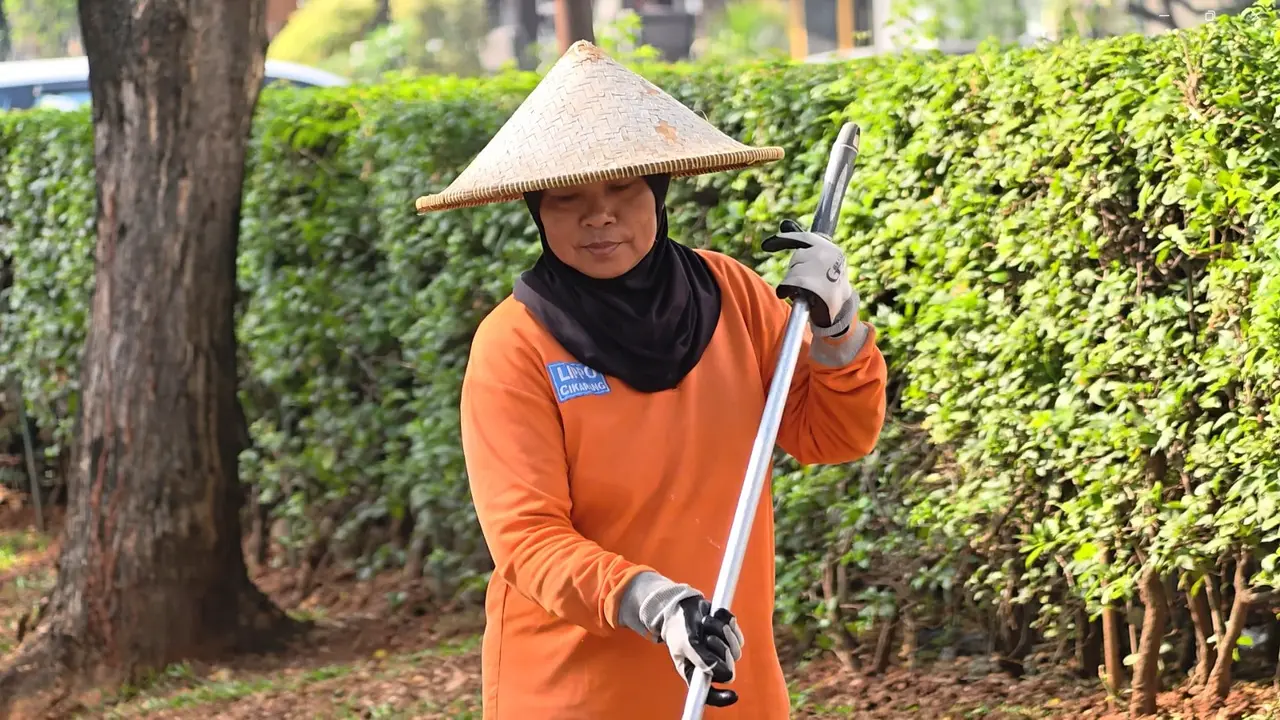 Lippo Cikarang bekerja sama dengan 13 vendor lokal untuk kegiatan kebersihan dan perawatan lingkungan dengan nilai total pekerjaan sebesar Rp18,3 miliar. (Dok LPCK)