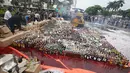 Sebuah alat berat melindas ribuan botol miras ilegal hasil sitaan di Kantor Pusat Bea Cukai, Jakarta, Senin (20/6). Bea dan Cukai melakukan pemusnahan terhadap berbagai hasil temuan senilai Rp46,1 miliar. (Liputan6.com/Immanuel Antonius)